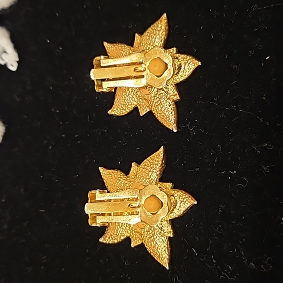 Vintage Poinsettia Earrings - Picture 5 of 9